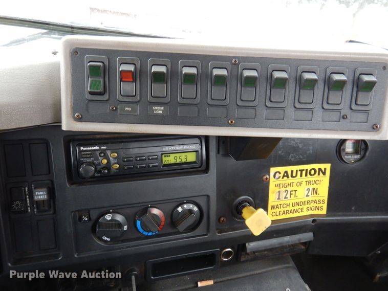 image for item KY9554 2001 International 4900  pressure digger truck