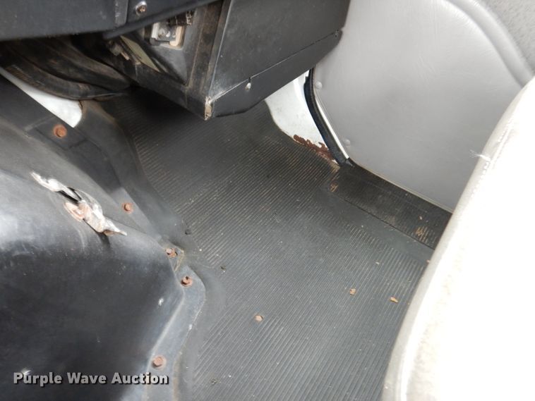 image for item KY9554 2001 International 4900  pressure digger truck