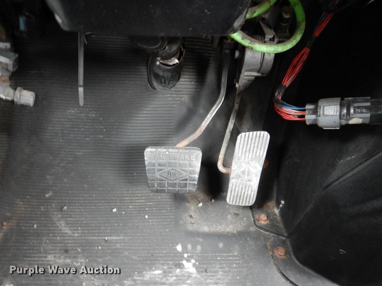 image for item KY9554 2001 International 4900  pressure digger truck