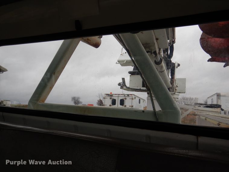 image for item KY9554 2001 International 4900  pressure digger truck