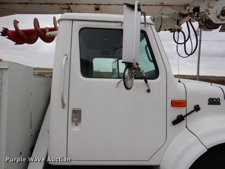 image for item KY9554 2001 International 4900  pressure digger truck