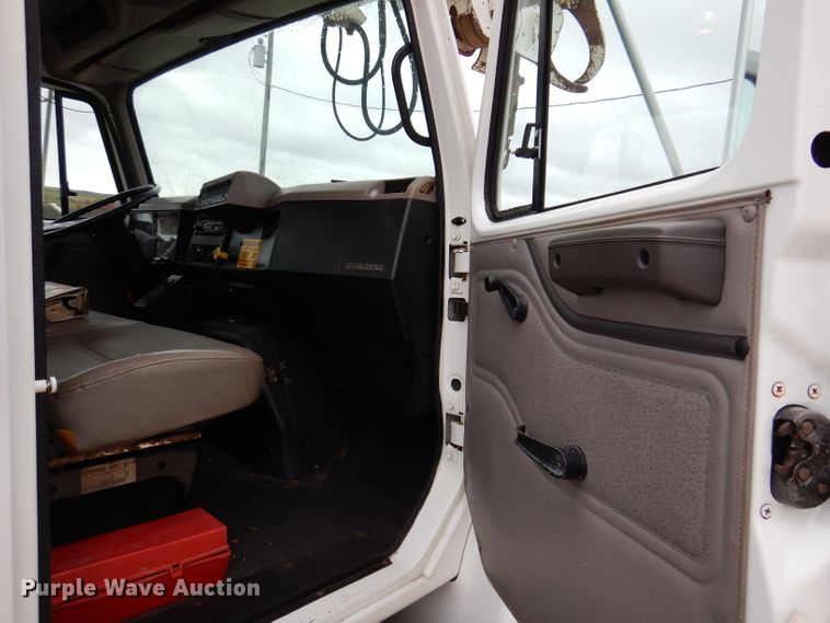 image for item KY9554 2001 International 4900  pressure digger truck