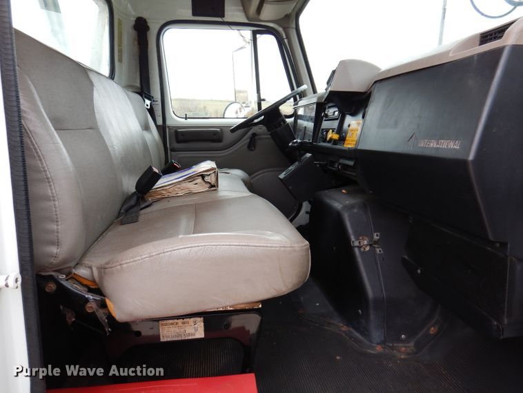 image for item KY9554 2001 International 4900  pressure digger truck