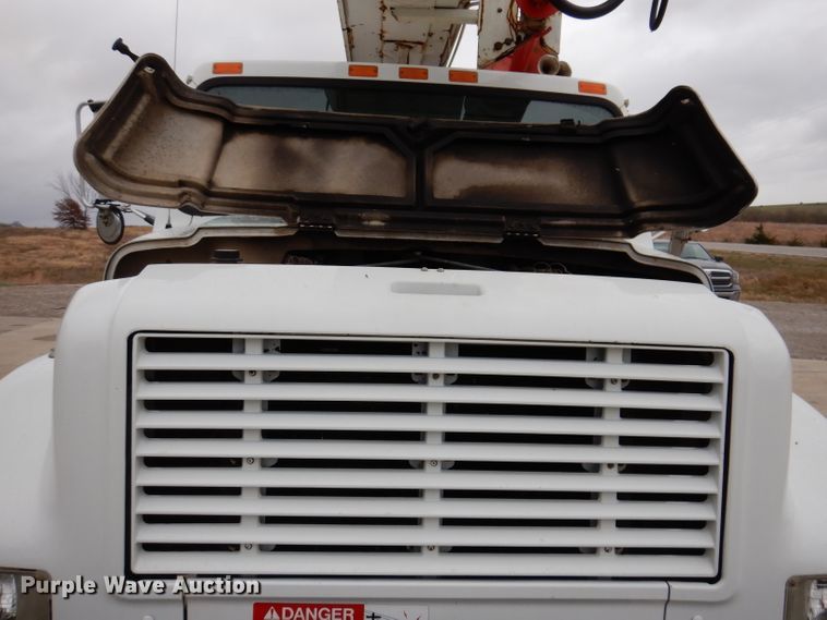 image for item KY9554 2001 International 4900  pressure digger truck