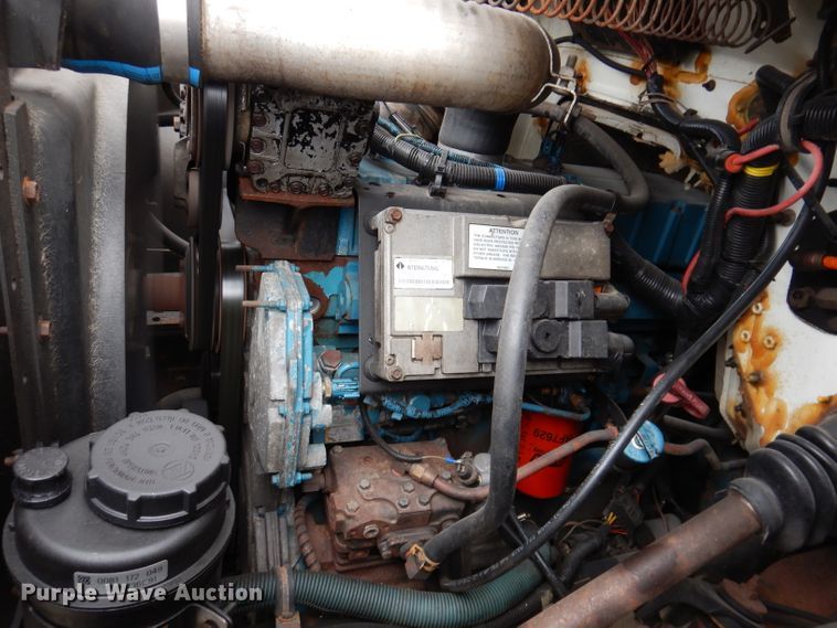 image for item KY9554 2001 International 4900  pressure digger truck