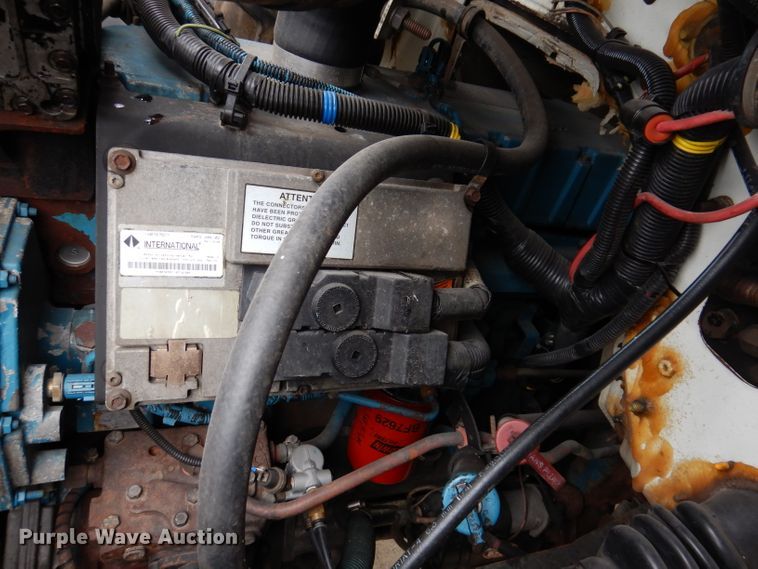 image for item KY9554 2001 International 4900  pressure digger truck