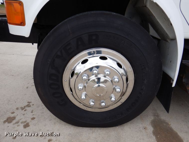 image for item KY9554 2001 International 4900  pressure digger truck