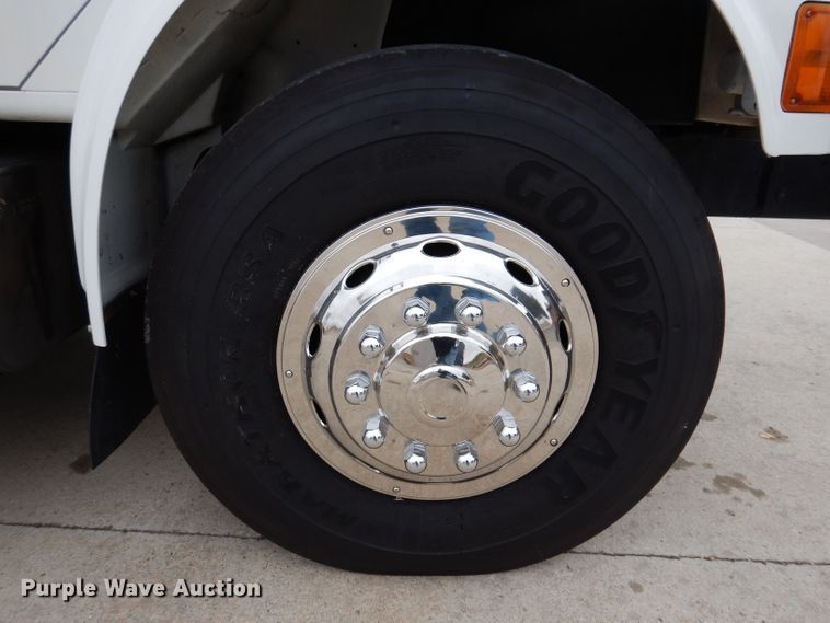 image for item KY9554 2001 International 4900  pressure digger truck