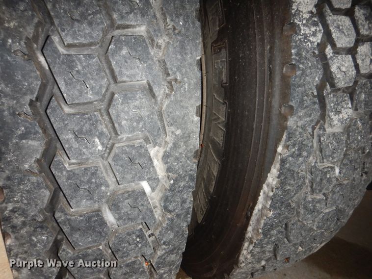 image for item KY9554 2001 International 4900  pressure digger truck