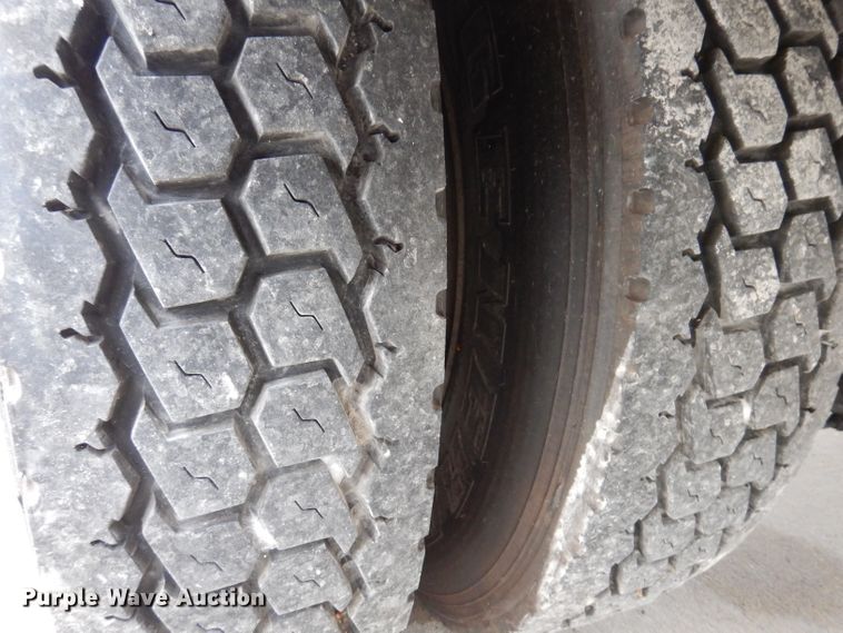 image for item KY9554 2001 International 4900  pressure digger truck