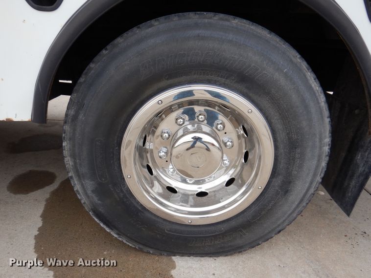 image for item KY9554 2001 International 4900  pressure digger truck