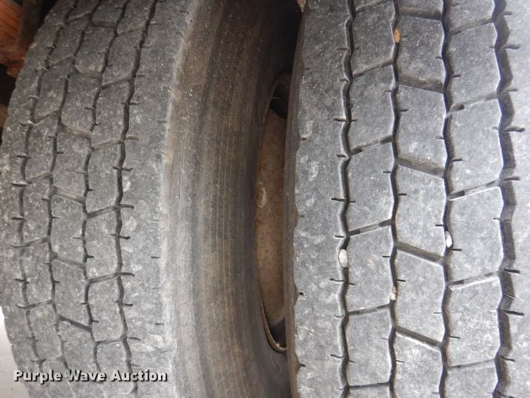 image for item KY9554 2001 International 4900  pressure digger truck