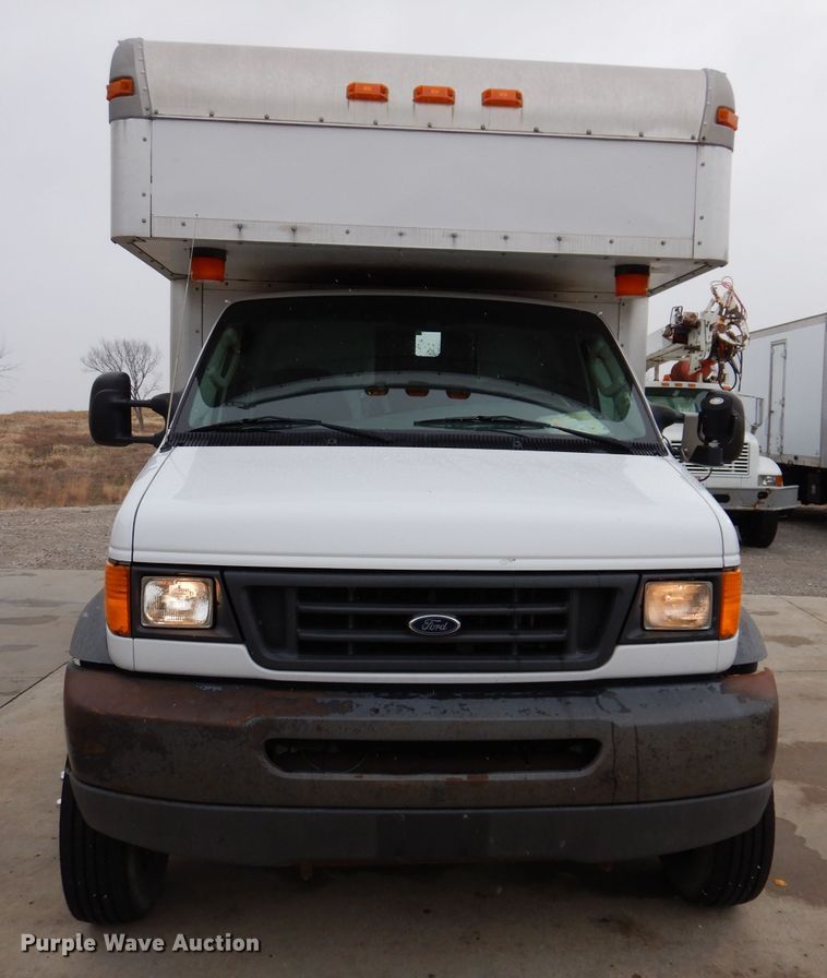 image for item KY9555 2003 Ford E550 Super Duty  box truck