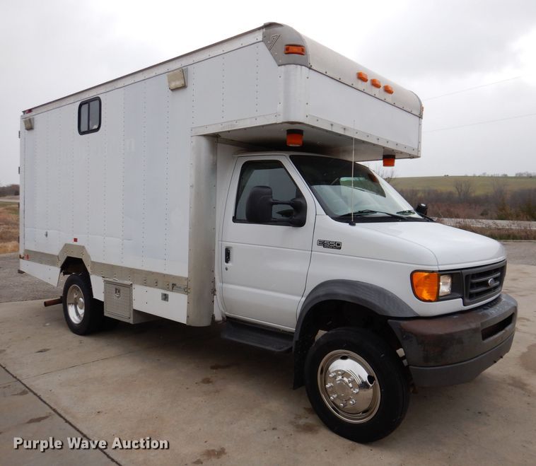 image for item KY9555 2003 Ford E550 Super Duty  box truck