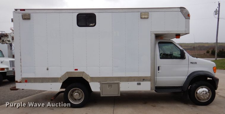 image for item KY9555 2003 Ford E550 Super Duty  box truck