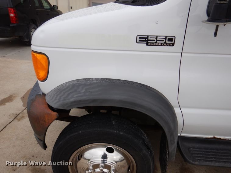 image for item KY9555 2003 Ford E550 Super Duty  box truck