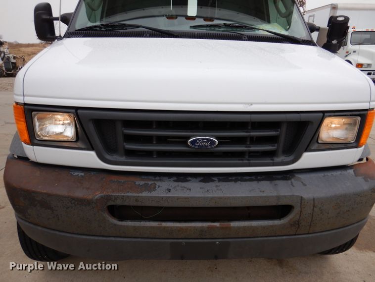 image for item KY9555 2003 Ford E550 Super Duty  box truck