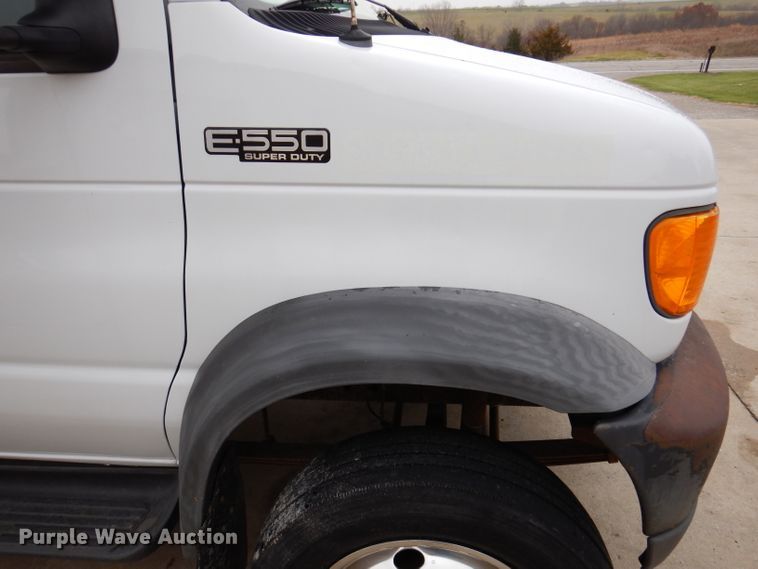 image for item KY9555 2003 Ford E550 Super Duty  box truck