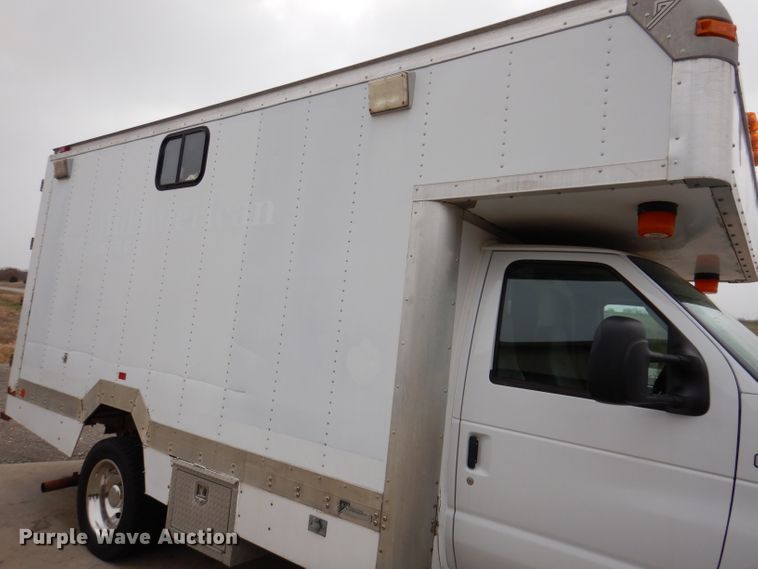 image for item KY9555 2003 Ford E550 Super Duty  box truck