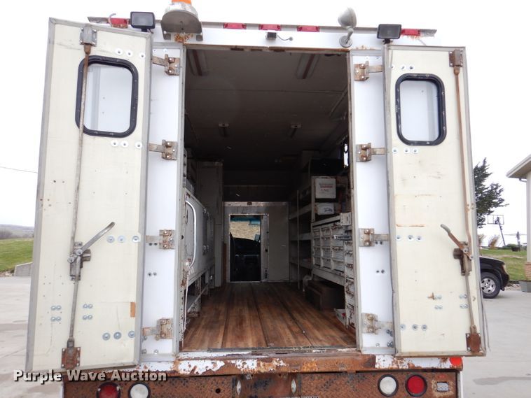 image for item KY9555 2003 Ford E550 Super Duty  box truck