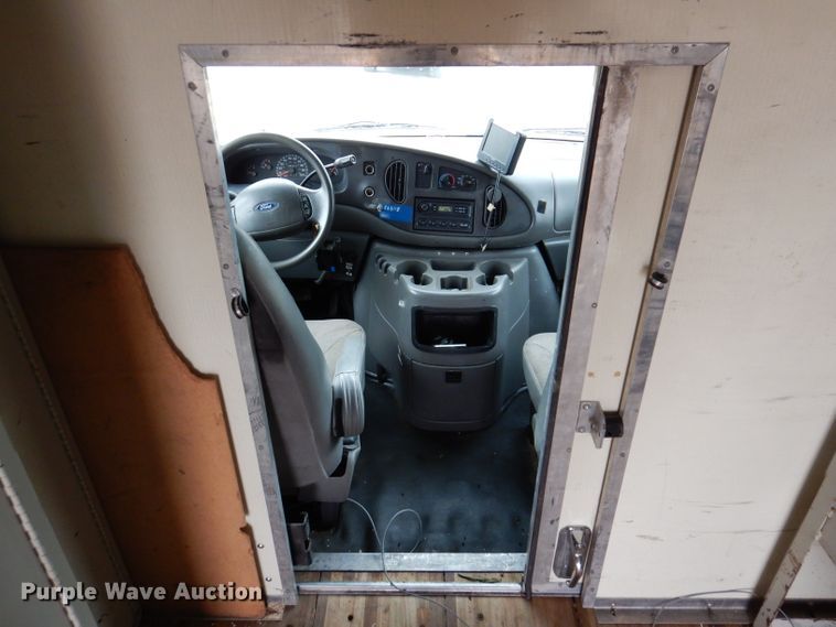 image for item KY9555 2003 Ford E550 Super Duty  box truck