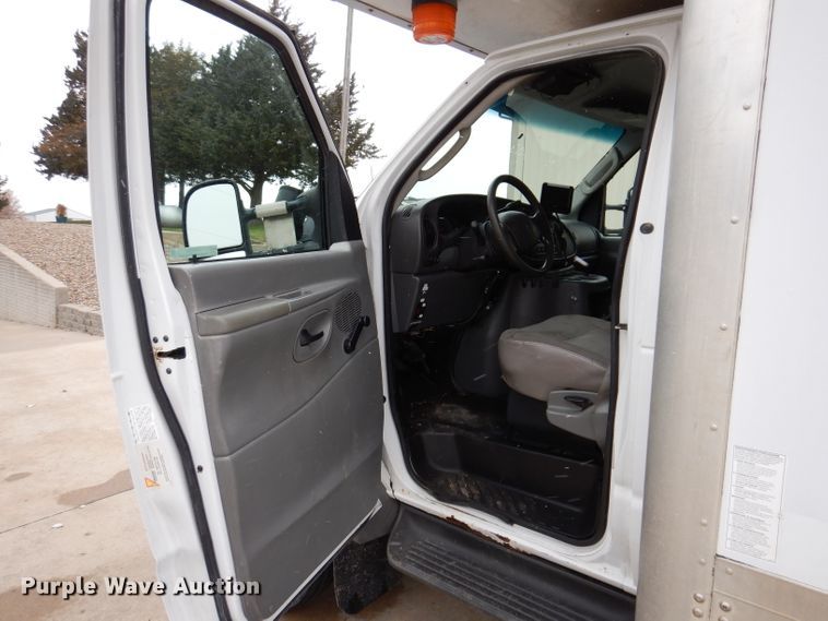 image for item KY9555 2003 Ford E550 Super Duty  box truck
