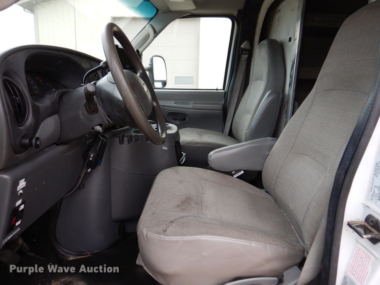 image for item KY9555 2003 Ford E550 Super Duty  box truck