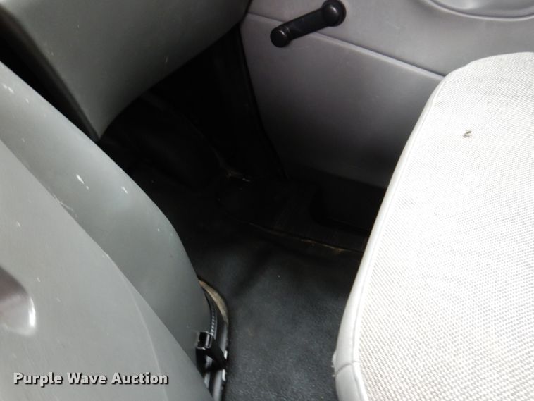 image for item KY9555 2003 Ford E550 Super Duty  box truck