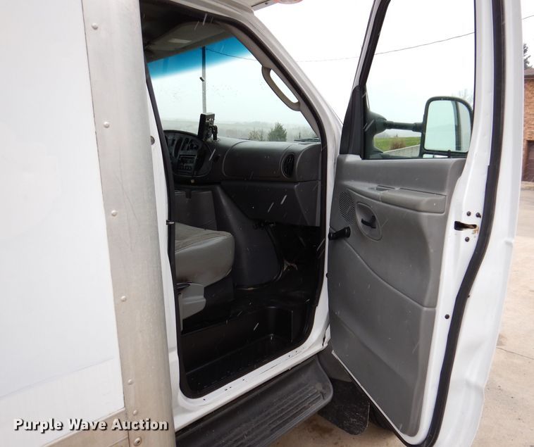 image for item KY9555 2003 Ford E550 Super Duty  box truck