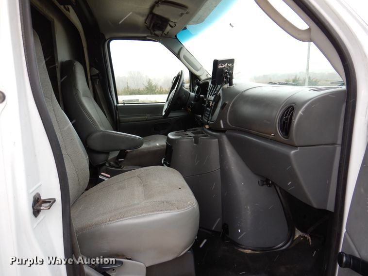 image for item KY9555 2003 Ford E550 Super Duty  box truck