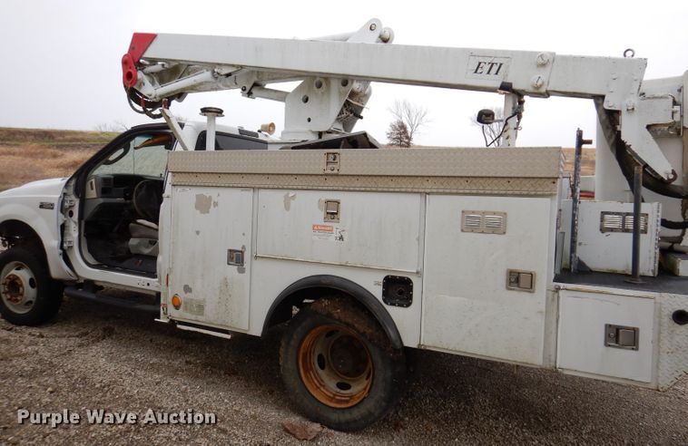 image for item KY9557 2004 Ford F550 Super Duty  bucket truck