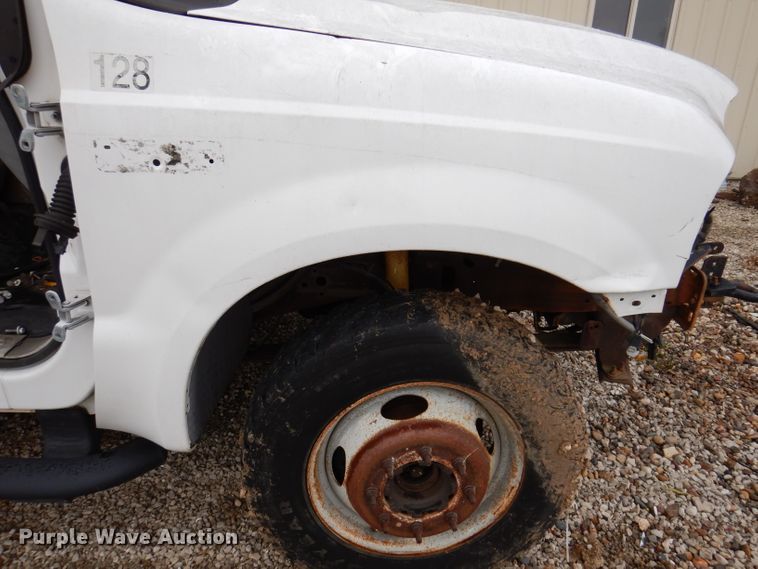 image for item KY9557 2004 Ford F550 Super Duty  bucket truck