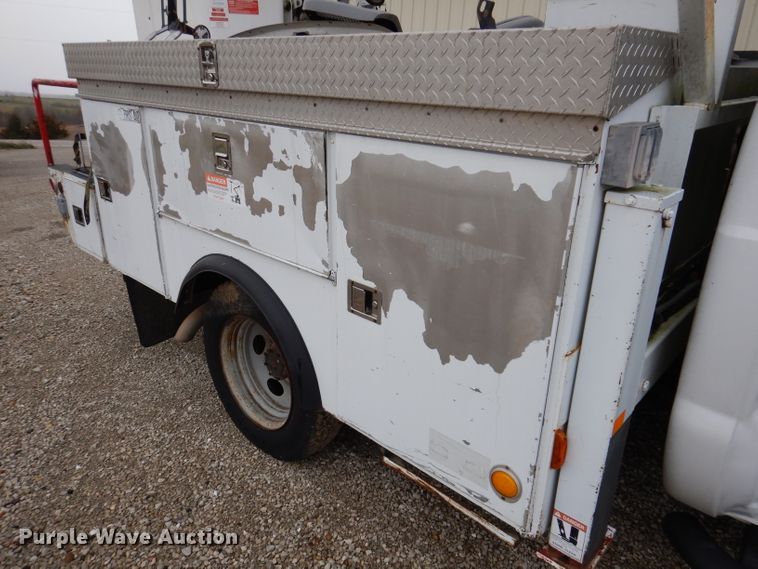 image for item KY9557 2004 Ford F550 Super Duty  bucket truck