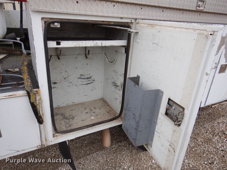 image for item KY9557 2004 Ford F550 Super Duty  bucket truck