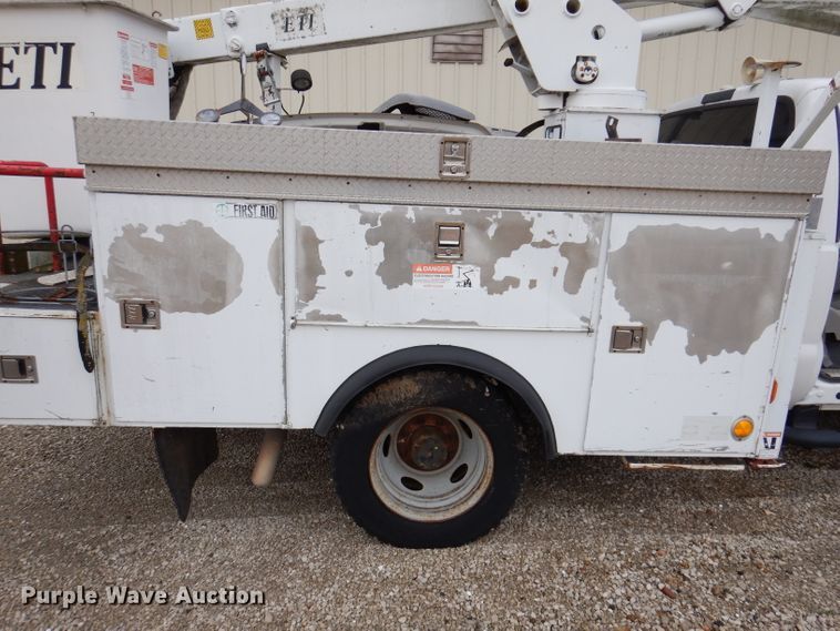 image for item KY9557 2004 Ford F550 Super Duty  bucket truck