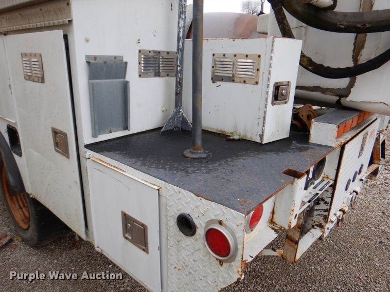 image for item KY9557 2004 Ford F550 Super Duty  bucket truck