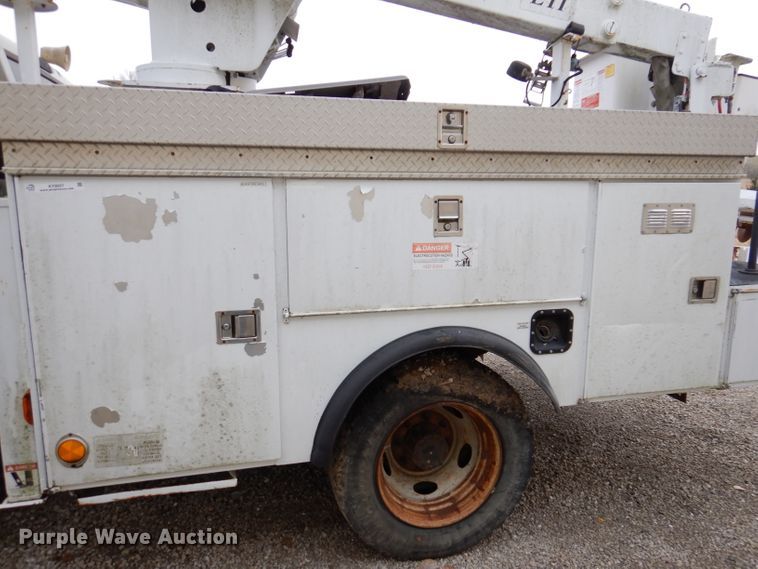 image for item KY9557 2004 Ford F550 Super Duty  bucket truck
