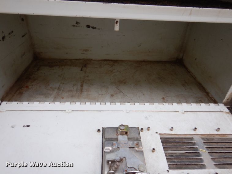 image for item KY9557 2004 Ford F550 Super Duty  bucket truck