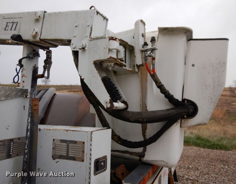 image for item KY9557 2004 Ford F550 Super Duty  bucket truck