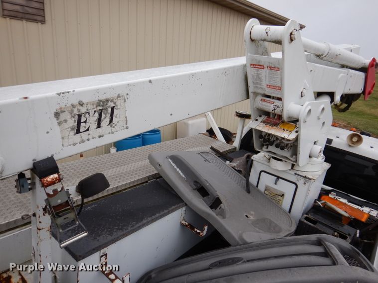 image for item KY9557 2004 Ford F550 Super Duty  bucket truck