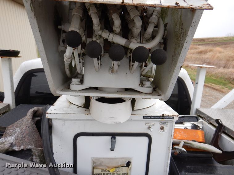 image for item KY9557 2004 Ford F550 Super Duty  bucket truck