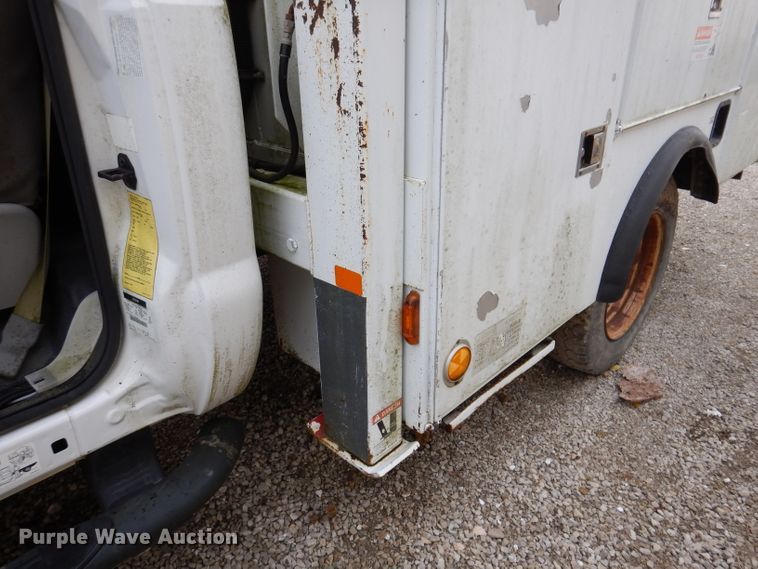 image for item KY9557 2004 Ford F550 Super Duty  bucket truck