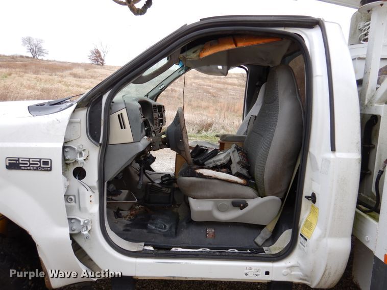 image for item KY9557 2004 Ford F550 Super Duty  bucket truck