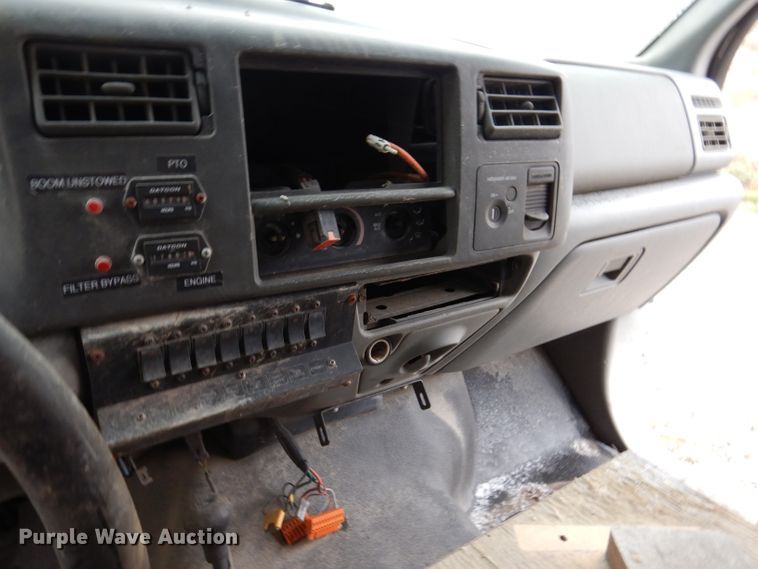 image for item KY9557 2004 Ford F550 Super Duty  bucket truck