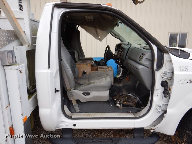 image for item KY9557 2004 Ford F550 Super Duty  bucket truck