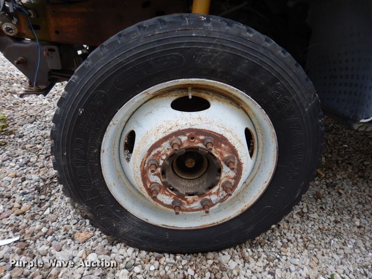 image for item KY9557 2004 Ford F550 Super Duty  bucket truck