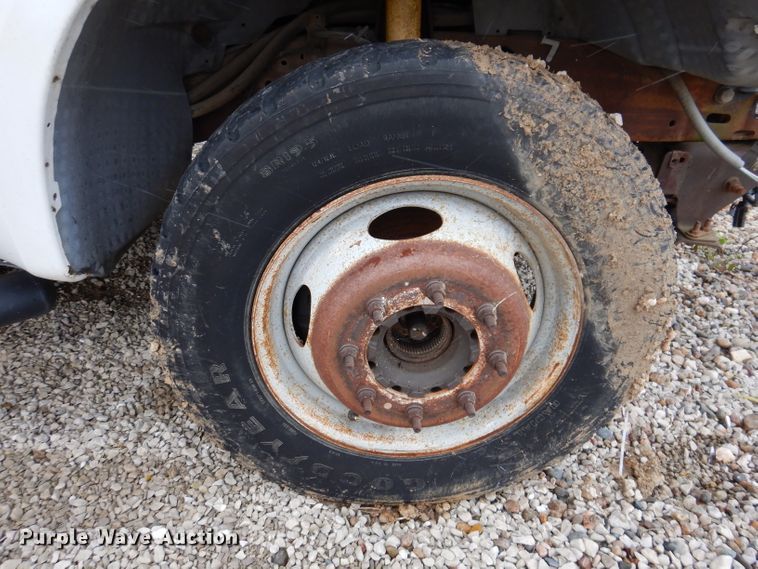 image for item KY9557 2004 Ford F550 Super Duty  bucket truck