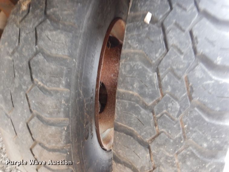 image for item KY9557 2004 Ford F550 Super Duty  bucket truck