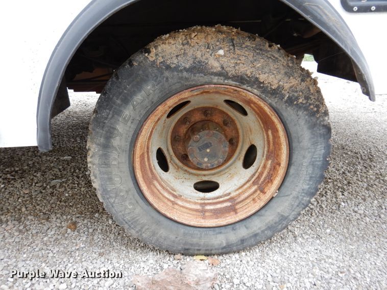 image for item KY9557 2004 Ford F550 Super Duty  bucket truck