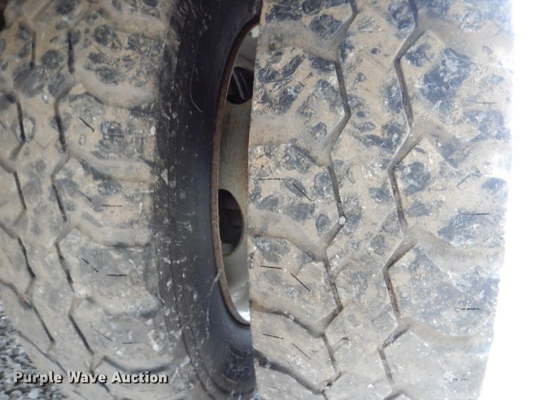 image for item KY9557 2004 Ford F550 Super Duty  bucket truck